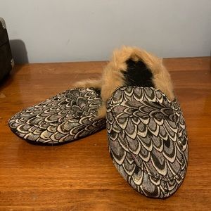 Patterned faux fur slippers
